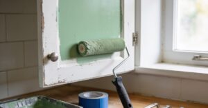 Odnawianie mebli kuchennych: renowacja frontów krok po kroku DIY