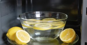Jak wyczyścić mikrofalówkę cytryną: sprawdzone domowe sposoby