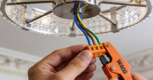 Jak podłączyć żyrandol na wiele żarówek mając 3 lub 4 kable w suficie