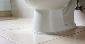 Sedes przecieka przy podłodze – jak zatrzymać wyciek wody z WC?